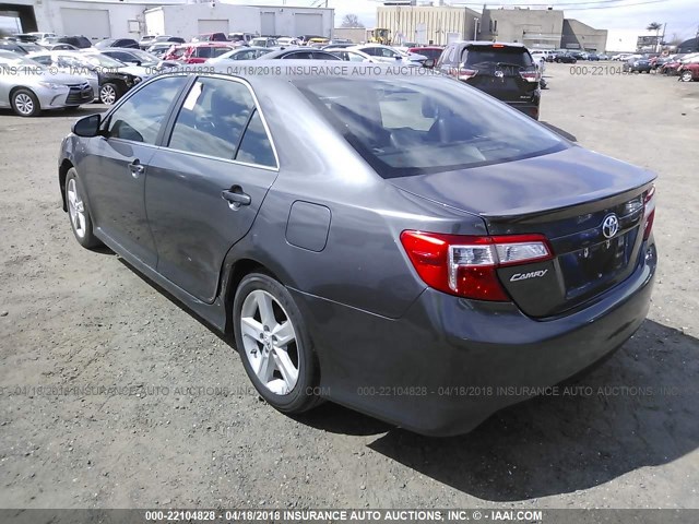 4T1BF1FKXCU085072 - 2012 TOYOTA CAMRY SE/LE/XLE GRAY photo 3
