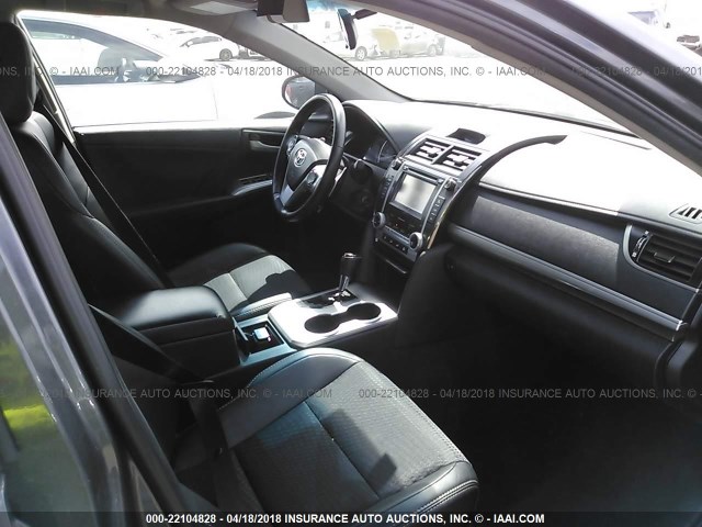 4T1BF1FKXCU085072 - 2012 TOYOTA CAMRY SE/LE/XLE GRAY photo 5