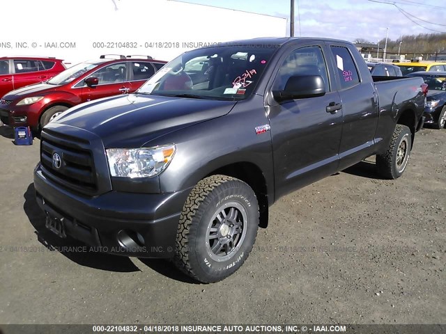 5TFUY5F18DX271957 - 2013 TOYOTA TUNDRA DOUBLE CAB SR5 GRAY photo 2