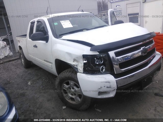 2GCEK19J371628232 - 2007 CHEVROLET SILVERADO K1500 WHITE photo 1