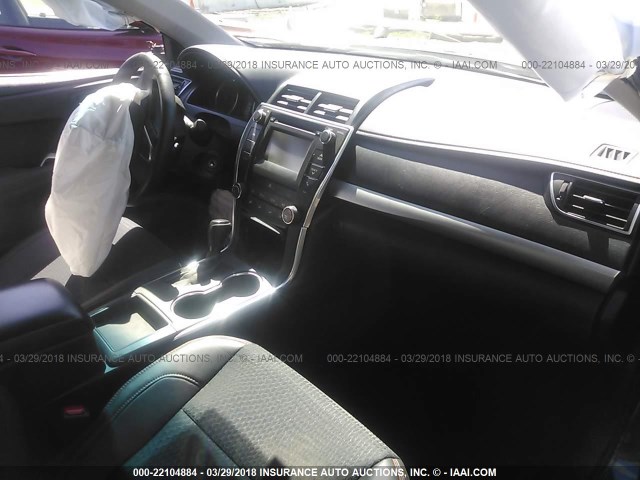 4T1BF1FK6FU109467 - 2015 TOYOTA CAMRY LE/XLE/SE/XSE Schwarz Foto 5