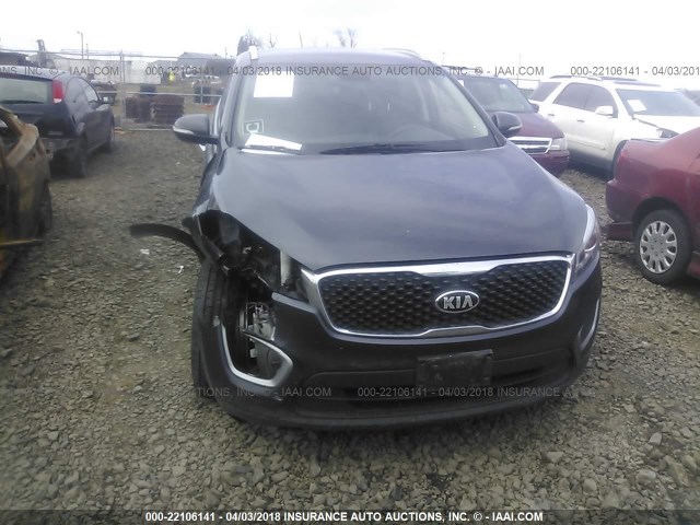 5XYPGDA50HG219803 - 2017 KIA SORENTO LX/L GRAY photo 6