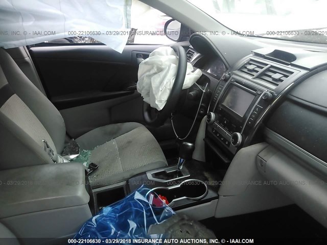 4T1BF1FKXDU714816 - 2013 TOYOTA CAMRY L/SE/LE/XLE ნაცრისფერი ფოტო 5