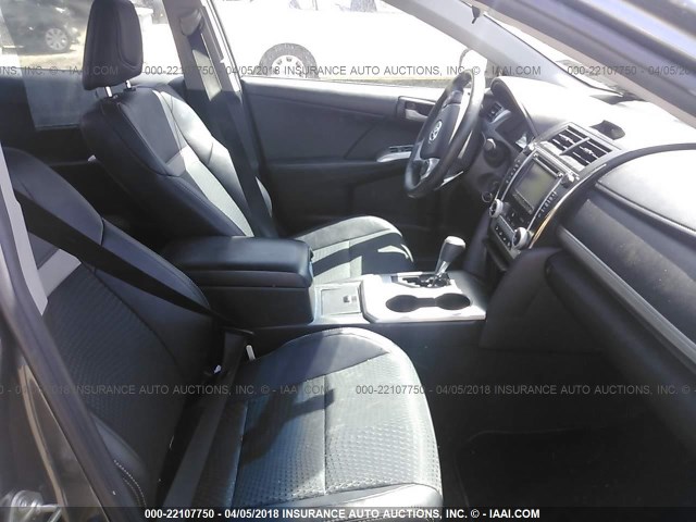 4T1BF1FK0EU401808 - 2014 TOYOTA CAMRY L/SE/LE/XLE 灰色 照片 5