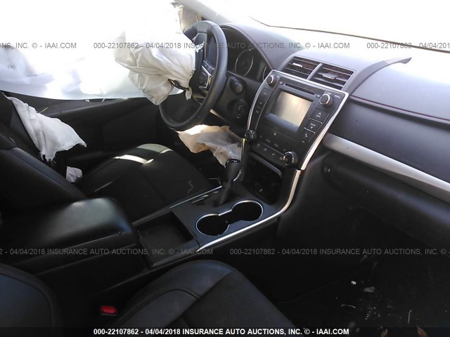 4T1BF1FK1GU248777 - 2016 TOYOTA CAMRY LE/XLE/SE/XSE SILVER photo 5