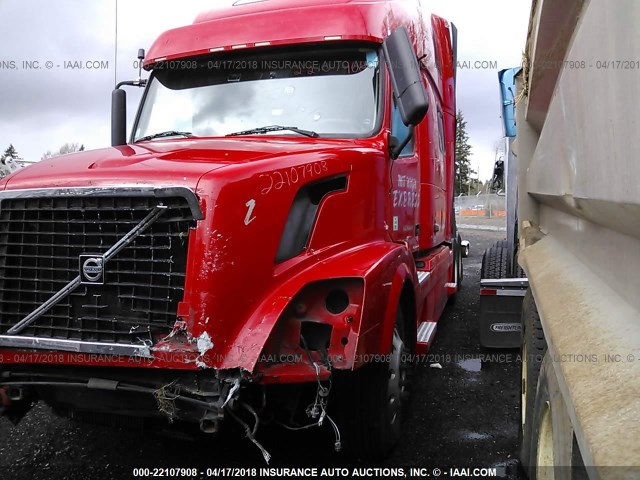 4V4NC9TGXBN293183 - 2011 VOLVO VN L RED photo 2