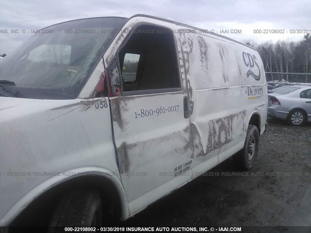 1GCHG35K681230058 - 2008 CHEVROLET EXPRESS G3500  WHITE photo 6