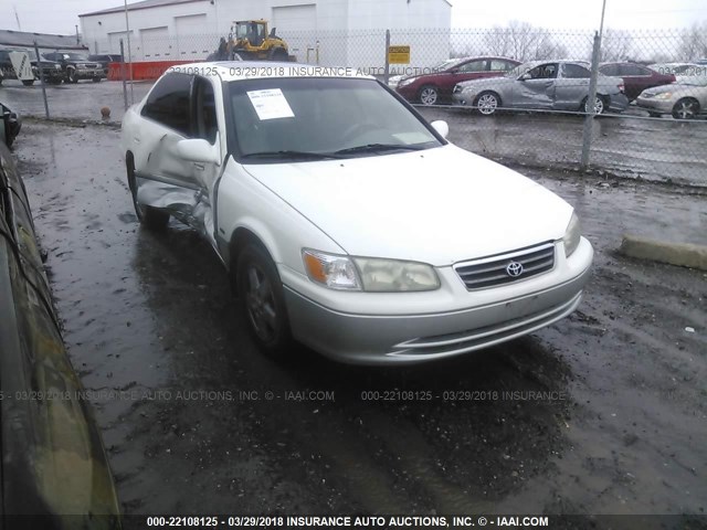 JT2BG22K610565877 - 2001 TOYOTA CAMRY CE/LE/XLE თეთრი ფოტო 1