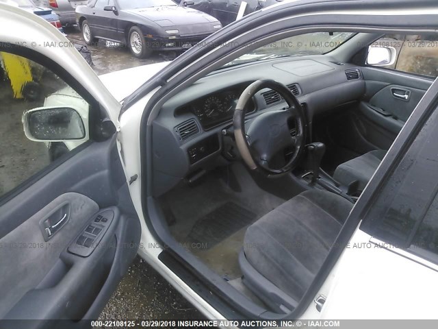 JT2BG22K610565877 - 2001 TOYOTA CAMRY CE/LE/XLE თეთრი ფოტო 5