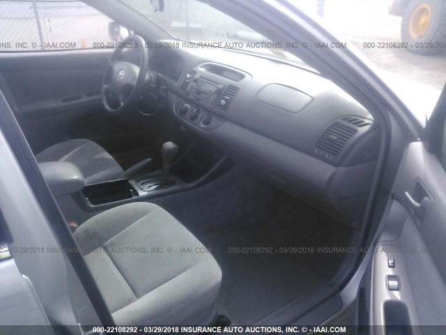 4T1BE32K92U549701 - 2002 TOYOTA CAMRY LE/XLE/SE SILVER photo 5