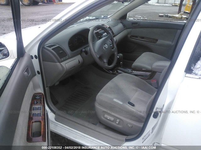 JTDBE32K840282887 - 2004 TOYOTA CAMRY LE/XLE Weiß Foto 5