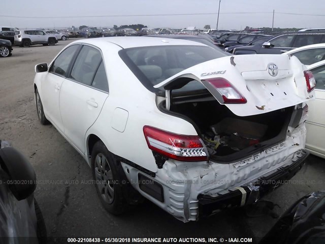 4T1BF3EK6BU742624 - 2011 TOYOTA CAMRY SE/LE/XLE WHITE photo 3