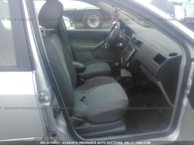 1FAFP36N66W154282 - 2006 FORD FOCUS ZXW GRAY photo 5