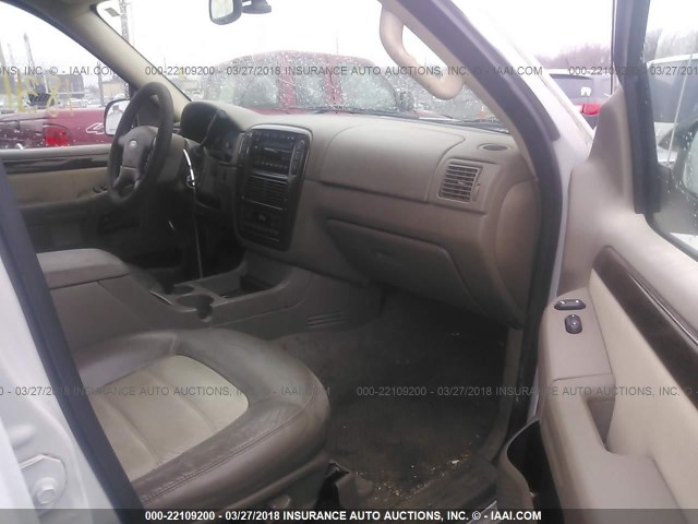 1FMZU74K84UA55354 - 2004 FORD EXPLORER EDDIE BAUER WHITE photo 5