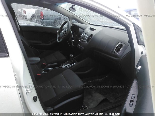 3KPFK4A71HE051436 - 2017 KIA FORTE LX WHITE photo 5