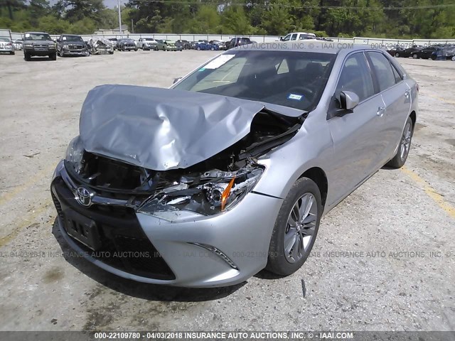 4T1BF1FK2HU271342 - 2017 TOYOTA CAMRY LE/XLE/SE/XSE SILVER photo 2