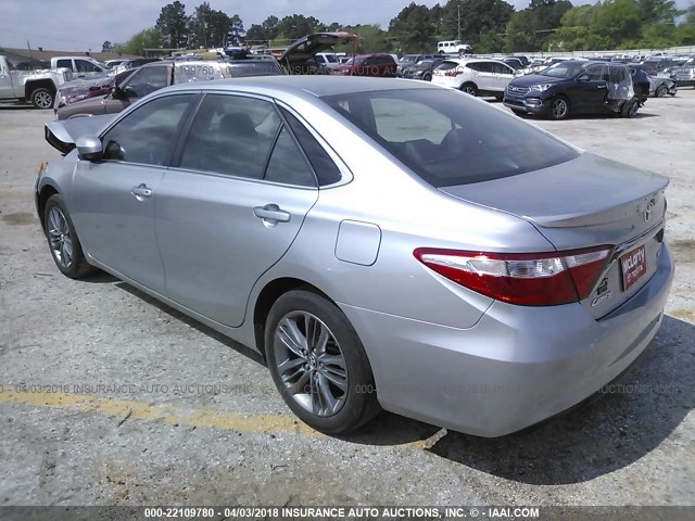 4T1BF1FK2HU271342 - 2017 TOYOTA CAMRY LE/XLE/SE/XSE ვერცხლისფერი ფოტო 3