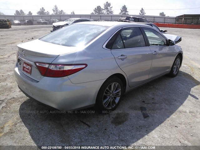 4T1BF1FK2HU271342 - 2017 TOYOTA CAMRY LE/XLE/SE/XSE ვერცხლისფერი ფოტო 4
