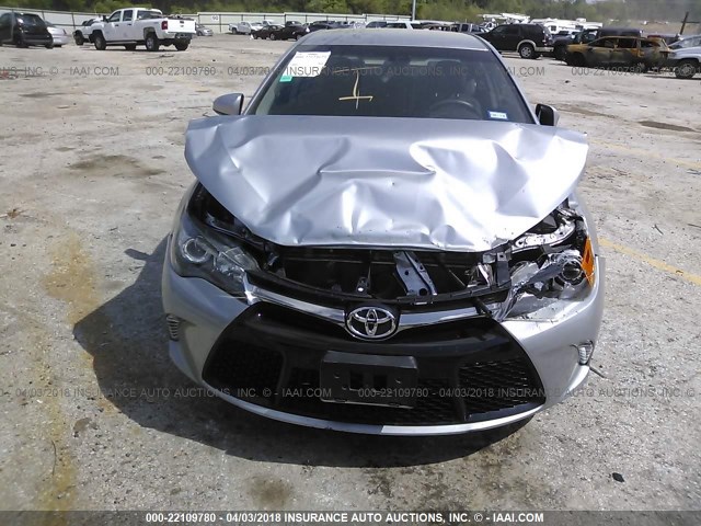 4T1BF1FK2HU271342 - 2017 TOYOTA CAMRY LE/XLE/SE/XSE SILVER photo 6