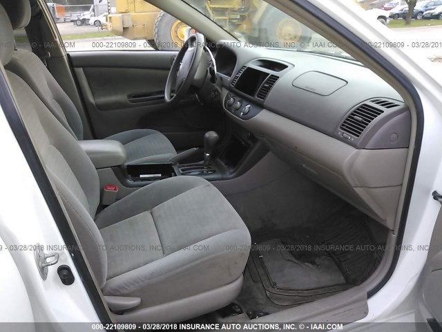 4T1BE32K55U543981 - 2005 TOYOTA CAMRY LE/XLE/SE WHITE photo 5