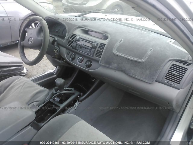4T1BE32K64U930716 - 2004 TOYOTA CAMRY LE/XLE/SE SILVER photo 5