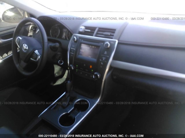 4T1BF1FK2HU410367 - 2017 TOYOTA CAMRY LE/XLE/SE/XSE თეთრი ფოტო 5