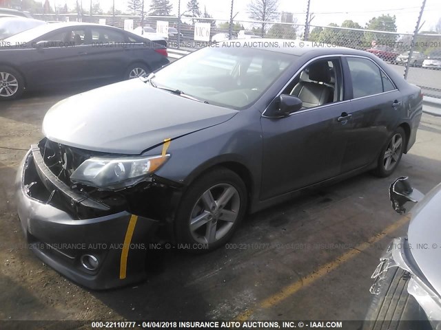 4T1BF1FK7EU374767 - 2014 TOYOTA CAMRY L/SE/LE/XLE ნაცრისფერი ფოტო 2