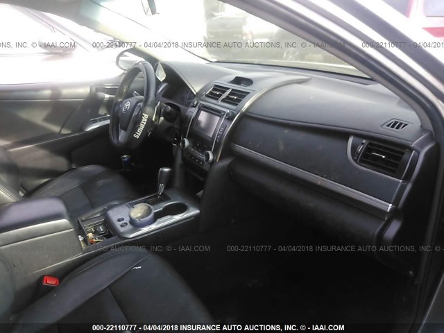 4T1BF1FK7EU374767 - 2014 TOYOTA CAMRY L/SE/LE/XLE ნაცრისფერი ფოტო 5