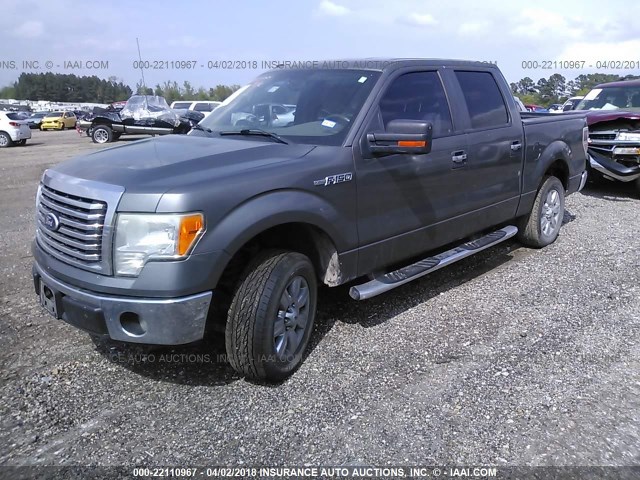 1FTEW1C88AFB05525 - 2010 FORD F150 SUPERCREW GRAY photo 2