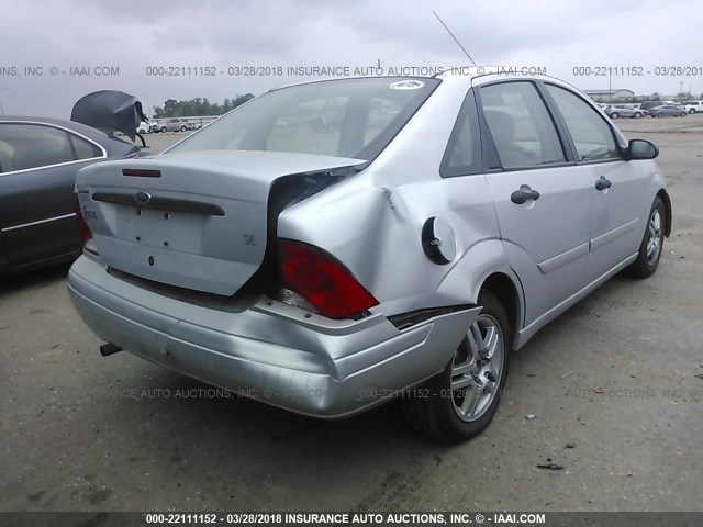 1FAFP3435YW318903 - 2000 FORD FOCUS SE/SE SPORT SILVER photo 4