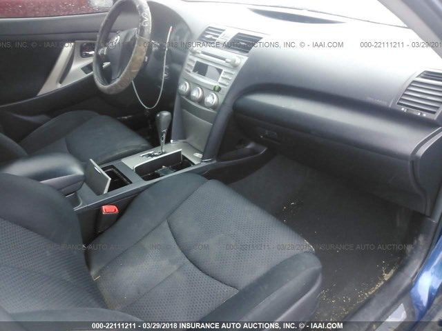 4T1BF3EK5BU583563 - 2011 TOYOTA CAMRY SE/LE/XLE BLUE photo 5