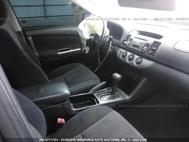 4T1BE32K15U988217 - 2005 TOYOTA CAMRY LE/XLE/SE 灰色 照片 5