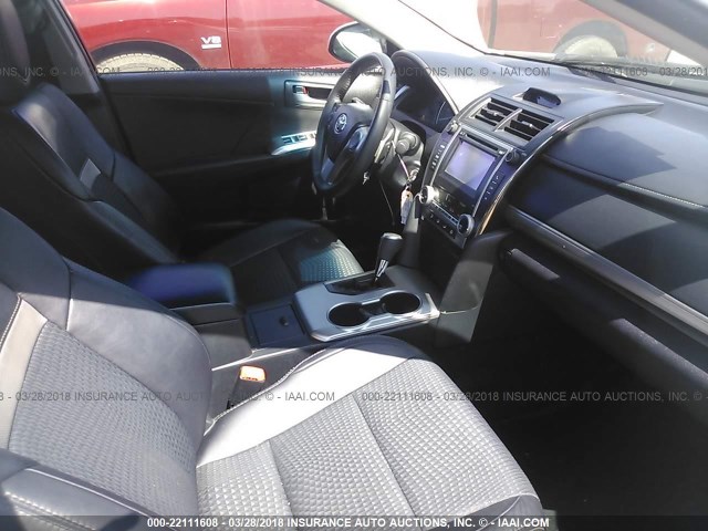 4T1BF1FK3CU178998 - 2012 TOYOTA CAMRY SE/LE/XLE WHITE photo 5