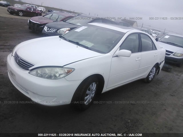 4T1BE32K85U544154 - 2005 TOYOTA CAMRY LE/XLE/SE WHITE photo 2