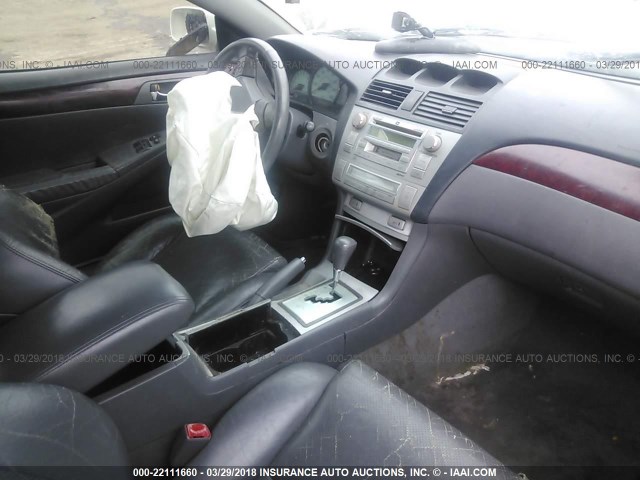 4T1CA38P94U015233 - 2004 TOYOTA CAMRY SOLARA SE/SLE WHITE photo 5