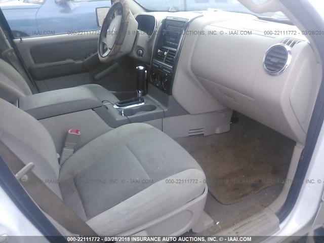 1FMEU63E77UA62319 - 2007 FORD EXPLORER XLT WHITE photo 5