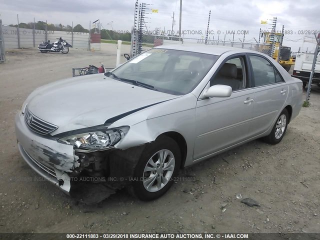 4T1BF30K16U630990 - 2006 TOYOTA CAMRY LE/XLE/SE SILVER photo 2