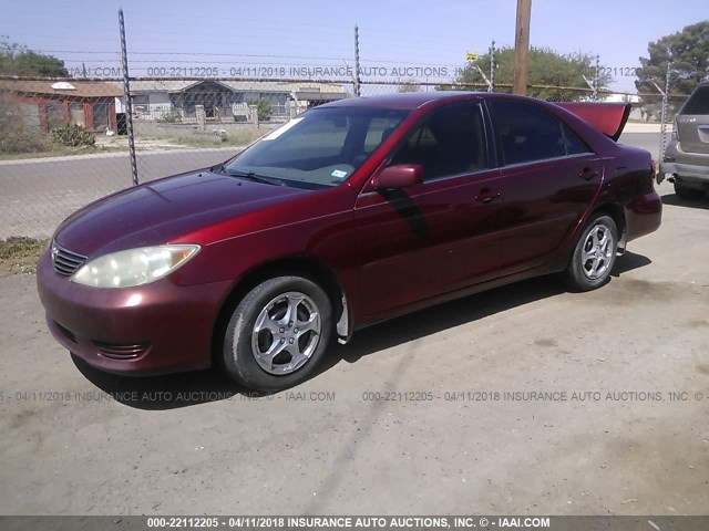 4T1BE32KX5U009990 - 2005 TOYOTA CAMRY LE/XLE/SE RED photo 2