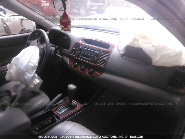 4T1BE32K24U913122 - 2004 TOYOTA CAMRY LE/XLE/SE 银色 照片 5