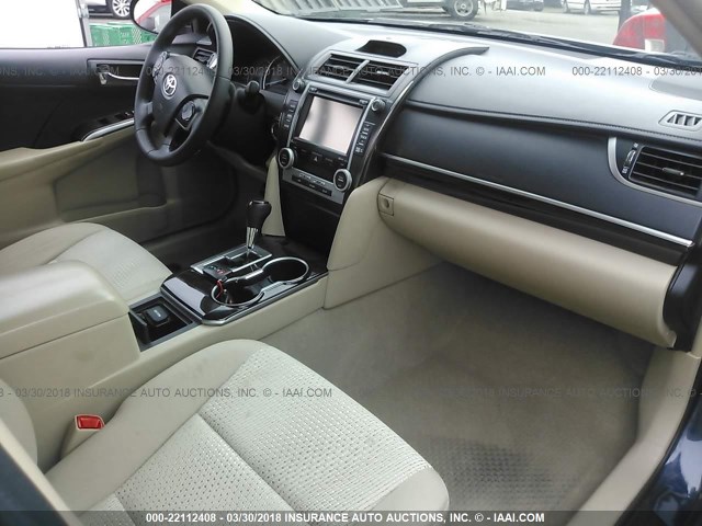 4T4BF1FK6ER438495 - 2014 TOYOTA CAMRY L/SE/LE/XLE 深蓝色 照片 5