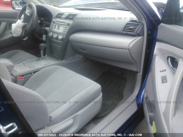 4T1BF3EK2BU734262 - 2011 TOYOTA CAMRY SE/LE/XLE BLUE photo 5
