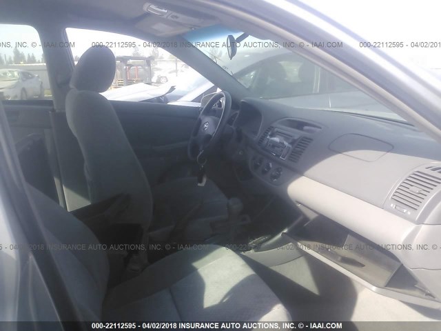 4T1BE32K14U305995 - 2004 TOYOTA CAMRY LE/XLE/SE SILVER photo 5