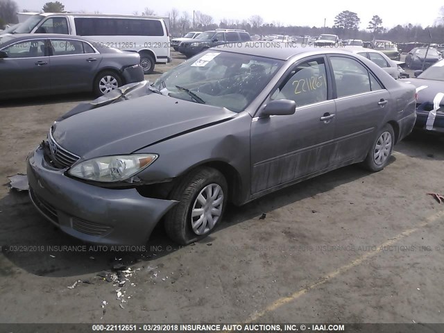 4T1BE32K05U552958 - 2005 TOYOTA CAMRY LE/XLE/SE GRAY photo 2