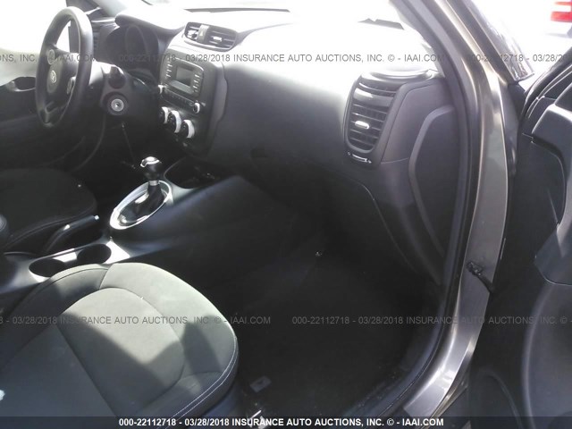 KNDJN2A2XG7367524 - 2016 KIA SOUL GRAY photo 5