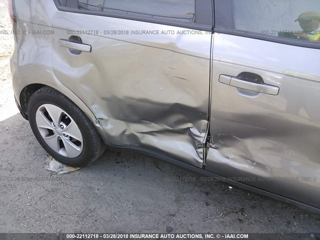 KNDJN2A2XG7367524 - 2016 KIA SOUL GRAY photo 6