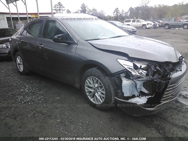 4T1BF1FK6HU362193 - 2017 TOYOTA CAMRY LE/XLE/SE/XSE ნაცრისფერი ფოტო 1