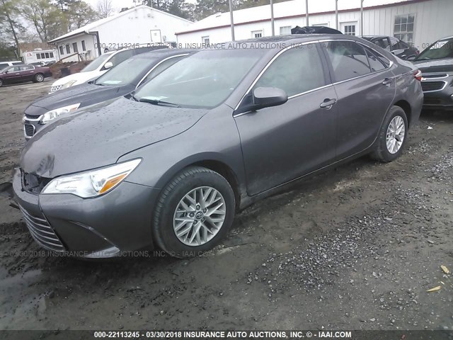 4T1BF1FK6HU362193 - 2017 TOYOTA CAMRY LE/XLE/SE/XSE ნაცრისფერი ფოტო 2