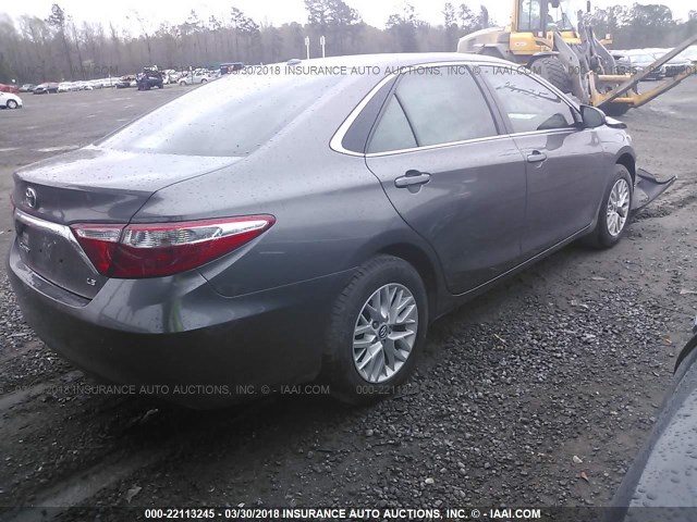 4T1BF1FK6HU362193 - 2017 TOYOTA CAMRY LE/XLE/SE/XSE ნაცრისფერი ფოტო 4
