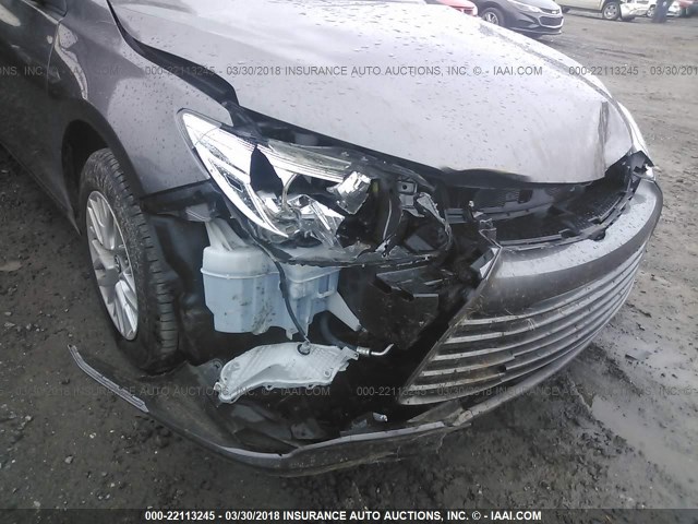 4T1BF1FK6HU362193 - 2017 TOYOTA CAMRY LE/XLE/SE/XSE ნაცრისფერი ფოტო 6