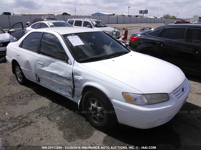 JT2BG22K4W0257436 - 1998 TOYOTA CAMRY CE/LE/XLE WHITE photo 1